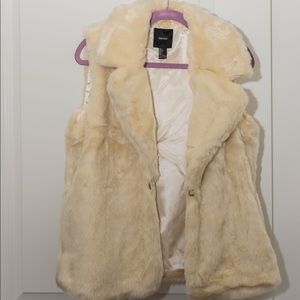 Faux fur vest !